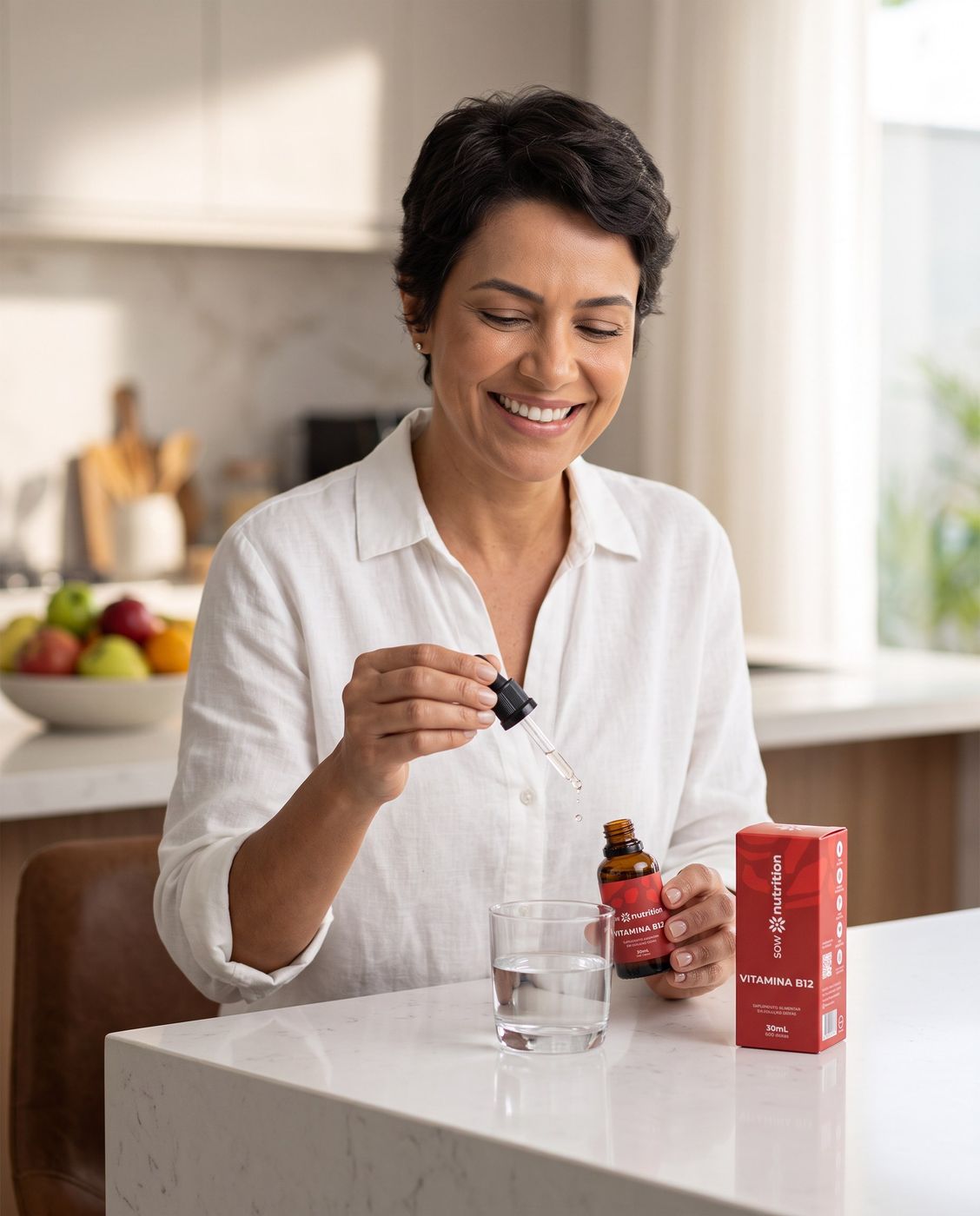 Mulher usando Vitamina B12